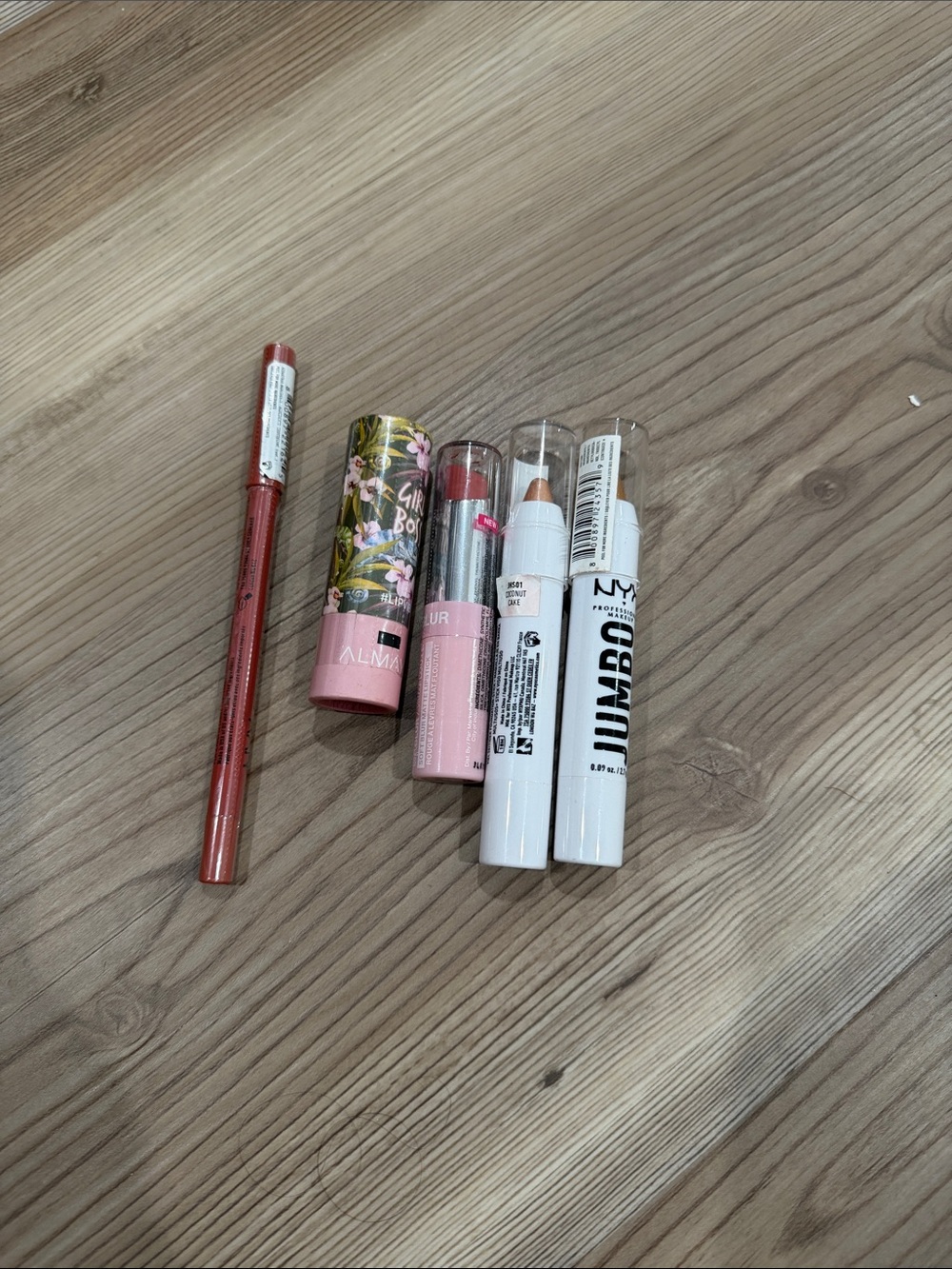 NYX Jumbo Eye Pencil and Mixed Pink/Red Lipsticks not used ! New 2 open see phot